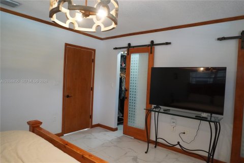 House in Miami, Florida 3 bedrooms, 218.51 sq.m. № 2086749 - photo 29