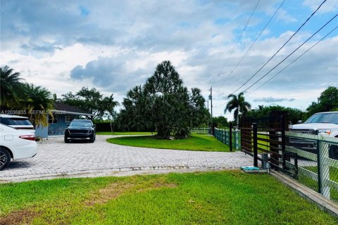 House in Miami, Florida 3 bedrooms, 218.51 sq.m. № 2086749 - photo 3