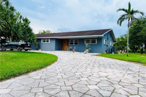 House in Miami, Florida 3 bedrooms, 218.51 sq.m. № 2086749 - photo 9