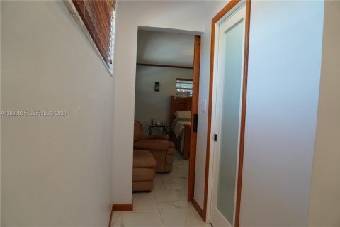 House in Miami, Florida 3 bedrooms, 218.51 sq.m. № 2086749 - photo 30