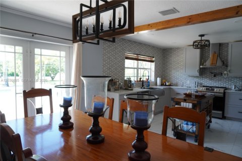 House in Miami, Florida 3 bedrooms, 218.51 sq.m. № 2086749 - photo 15