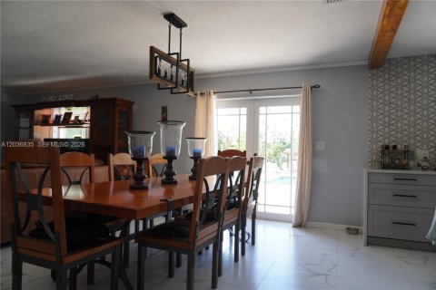 House in Miami, Florida 3 bedrooms, 218.51 sq.m. № 2086749 - photo 24