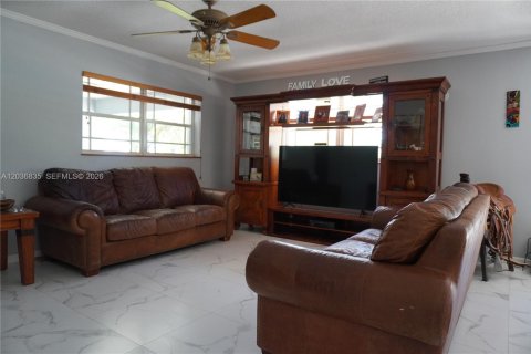 House in Miami, Florida 3 bedrooms, 218.51 sq.m. № 2086749 - photo 17