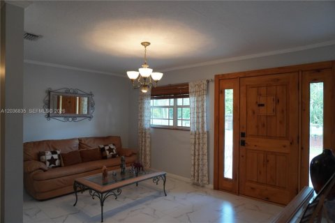 House in Miami, Florida 3 bedrooms, 218.51 sq.m. № 2086749 - photo 11