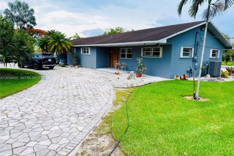 House in Miami, Florida 3 bedrooms, 218.51 sq.m. № 2086749 - photo 7