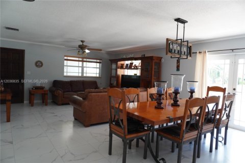 House in Miami, Florida 3 bedrooms, 218.51 sq.m. № 2086749 - photo 20