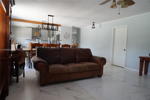 House in Miami, Florida 3 bedrooms, 218.51 sq.m. № 2086749 - photo 18
