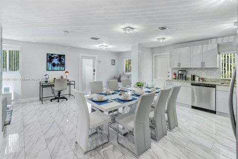 Casa en alquiler en Hallandale Beach, Florida, 3 dormitorios, 125.51 m2 № 1953177 - foto 2