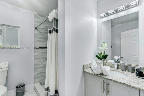Casa en alquiler en Hallandale Beach, Florida, 3 dormitorios, 125.51 m2 № 1953177 - foto 12