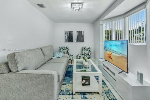 Casa en alquiler en Hallandale Beach, Florida, 3 dormitorios, 125.51 m2 № 1953177 - foto 18