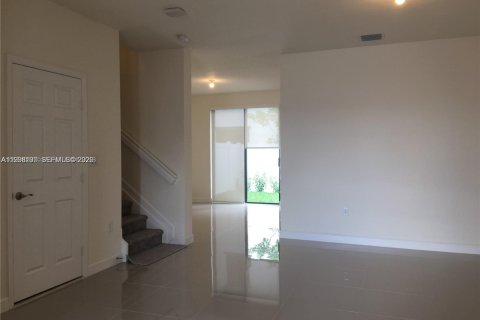 Touwnhouse à louer à Hialeah, Floride: 3 chambres, 152.73 m2 № 1995940 - photo 2