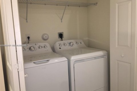 Touwnhouse à louer à Hialeah, Floride: 3 chambres, 152.73 m2 № 1995940 - photo 13