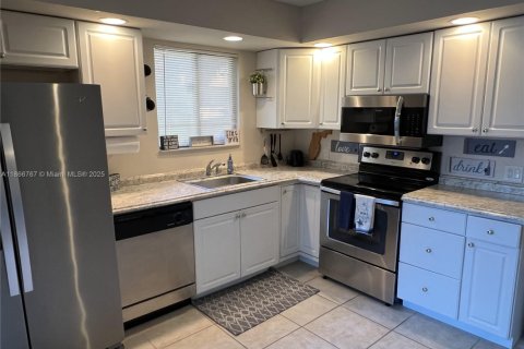 Touwnhouse à vendre à Fort Myers, Floride: 3 chambres, 127.37 m2 № 1979862 - photo 3