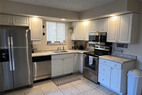 Touwnhouse à vendre à Fort Myers, Floride: 3 chambres, 127.37 m2 № 1979862 - photo 2