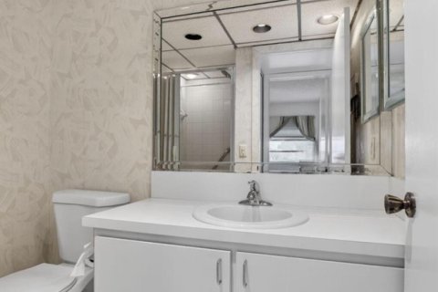 Condo in Delray Beach, Florida, 2 bedrooms  № 2251540 - photo 11