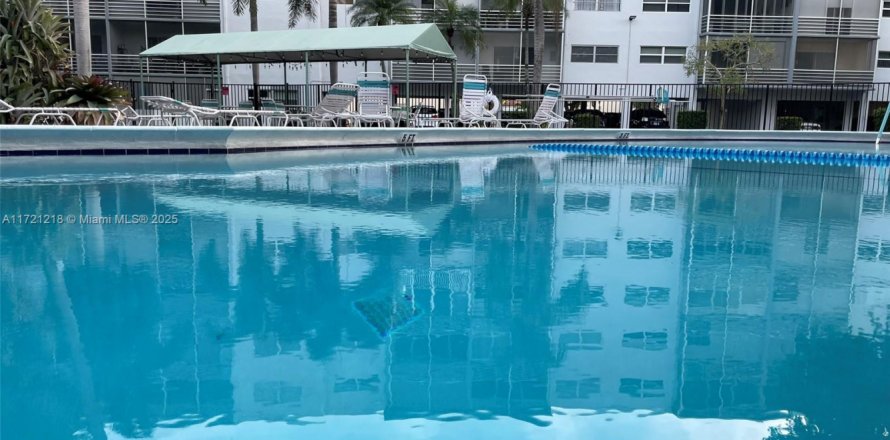 Condominio en Hallandale Beach, Florida, 2 dormitorios  № 1979305