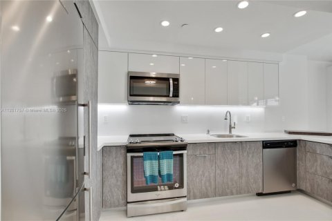 Condo in Miami Beach, Florida № 1982389 - photo 11