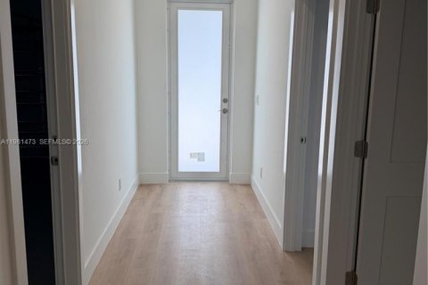 House in Lehigh Acres, Florida 3 bedrooms № 2043156 - photo 3