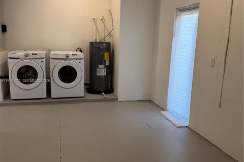 House in Lehigh Acres, Florida 3 bedrooms № 2043156 - photo 6