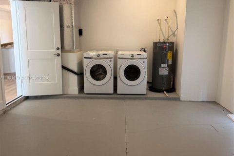 House in Lehigh Acres, Florida 3 bedrooms № 2043156 - photo 5