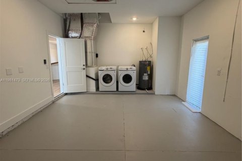 House in Lehigh Acres, Florida 3 bedrooms № 2043156 - photo 7