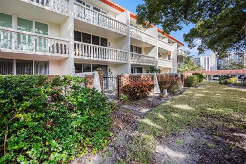 Condo in Clearwater, Florida, 1 bedroom  № 1608674 - photo 28
