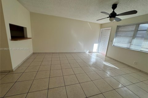 Condominio en alquiler en Coral Springs, Florida, 2 dormitorios, 71.35 m2 № 2056692 - foto 6