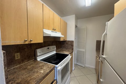 Apartment in North Miami, Florida 1 bedroom, 69.68 sq.m. № 2376062 - photo 3