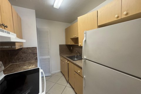 Apartment in North Miami, Florida 1 bedroom, 69.68 sq.m. № 2376062 - photo 4
