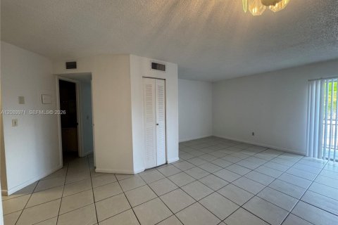 Apartment in North Miami, Florida 1 bedroom, 69.68 sq.m. № 2376062 - photo 8
