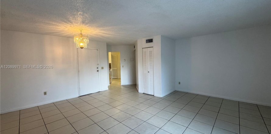 Apartment in North Miami, Florida 1 bedroom, 69.68 sq.m. № 2376062