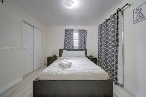 House in Miami, Florida 2 bedrooms, 431.81 sq.m. № 1982473 - photo 9