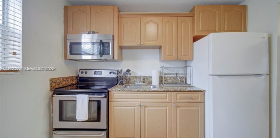 House in Miami, Florida 2 bedrooms, 431.81 sq.m. № 1982473