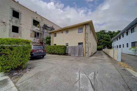 House in Miami, Florida 2 bedrooms, 431.81 sq.m. № 1982473 - photo 13