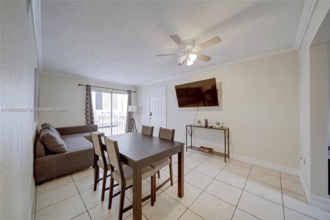 House in Miami, Florida 2 bedrooms, 431.81 sq.m. № 1982473 - photo 10