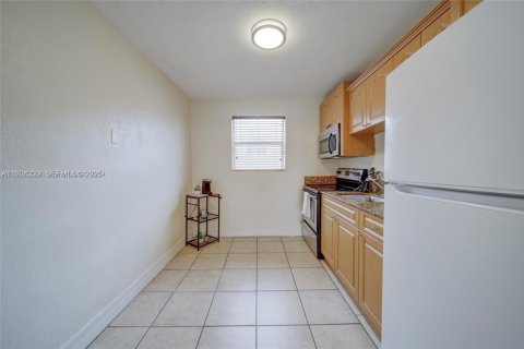 House in Miami, Florida 2 bedrooms, 431.81 sq.m. № 1982473 - photo 2