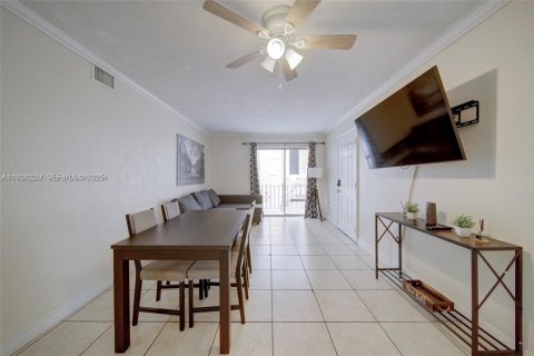 House in Miami, Florida 2 bedrooms, 431.81 sq.m. № 1982473 - photo 11