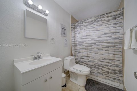 House in Miami, Florida 2 bedrooms, 431.81 sq.m. № 1982473 - photo 7
