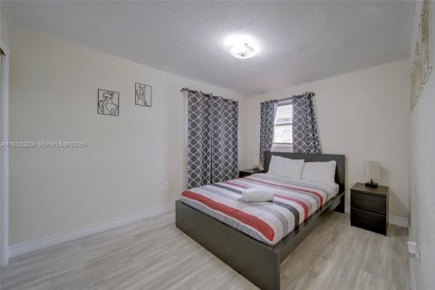 House in Miami, Florida 2 bedrooms, 431.81 sq.m. № 1982473 - photo 6