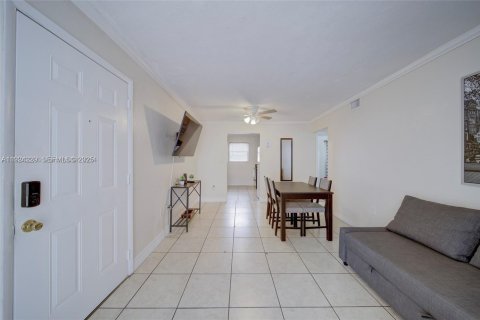 House in Miami, Florida 2 bedrooms, 431.81 sq.m. № 1982473 - photo 12