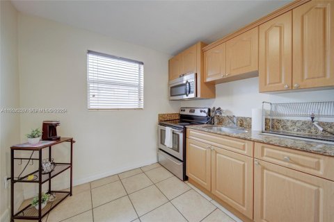 House in Miami, Florida 2 bedrooms, 431.81 sq.m. № 1982473 - photo 3