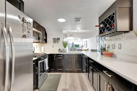Copropriété à louer à Miami, Floride: 3 chambres, 115.2 m2 № 1939450 - photo 11