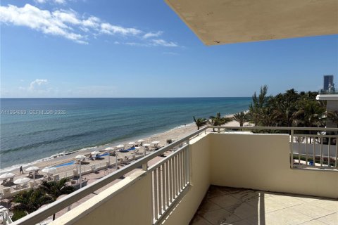 Condominio en Hallandale Beach, Florida, 2 dormitorios № 2079102