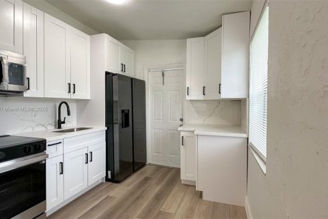 Apartamento en alquiler en Pompano Beach, Florida, 2 dormitorios, 53.51 m2 № 1947478 - foto 1