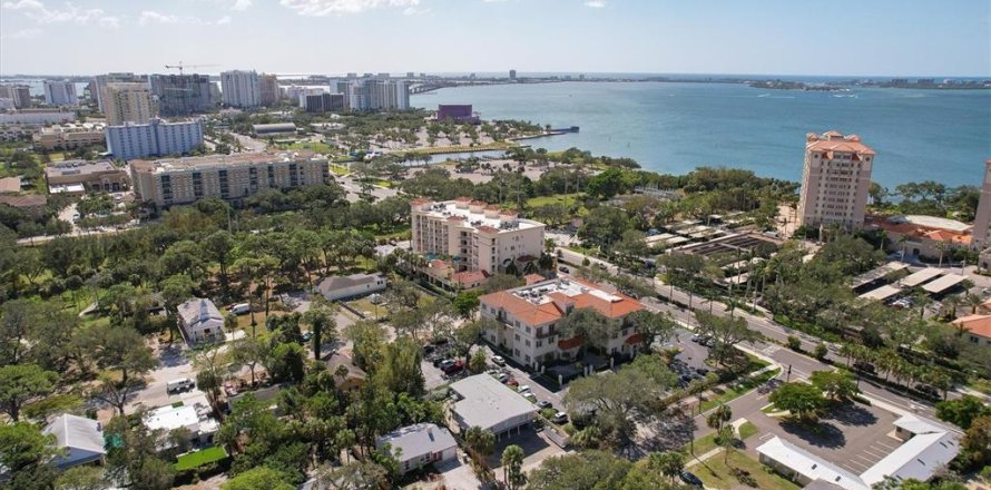 Propiedad comercial en Sarasota, Florida 263.1 m2 № 2143696