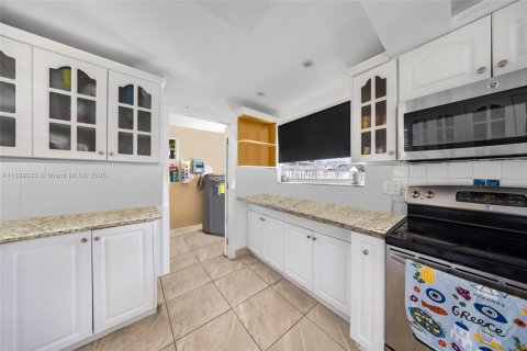 Casa en venta en Cutler Bay, Florida, 3 dormitorios, 243.03 m2 № 2035421 - foto 20