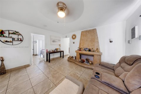 Casa en venta en Cutler Bay, Florida, 3 dormitorios, 243.03 m2 № 2035421 - foto 4