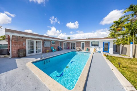 Casa en Cutler Bay, Florida 3 dormitorios, 243.03 m2 № 2035421