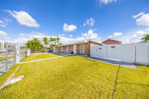 Casa en venta en Cutler Bay, Florida, 3 dormitorios, 243.03 m2 № 2035421 - foto 27