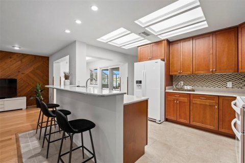 House in Saint Petersburg, Florida 4 bedrooms, 190.64 sq.m. № 2151746 - photo 6